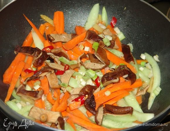 В вок добавляем грибы, сахар, соевый соус, пол чайной ложки вустерского соуса. Необходимо сбалансировать соус по своему вкусу.  Готовим еще минутку, добавляем зеленый лук и чили. В конце готовки - кунжутное масло либо крахмал (лучше предварительно развести 1:1 в воде).