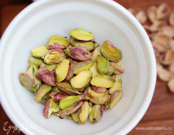 Фисташки несоленые почистить. Разогрейте духовку до 180 градусов. Подготовьте форму и бумагу для выпекания. 