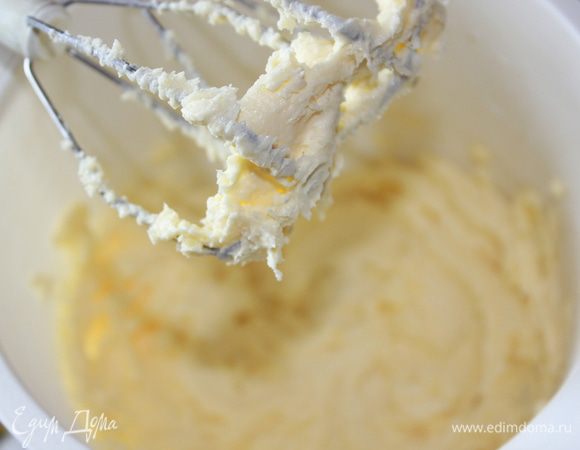 В большой миске взбейте мягкое сливочное масло с сахаром до пушистого кремового состояния. 