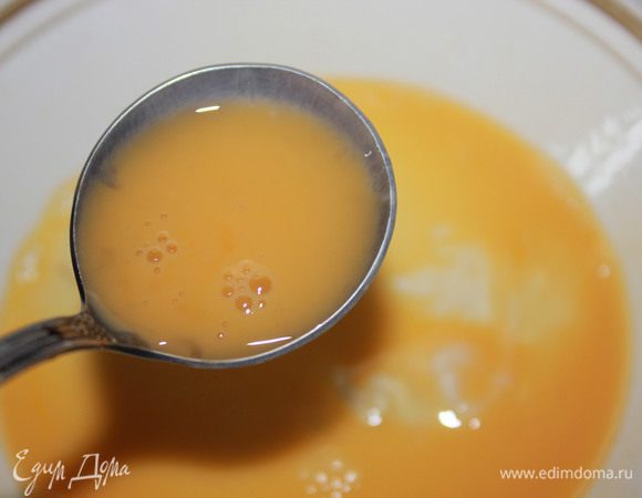 В отдельной тарелке разбейте яйцо и слегка взбейте. Добавляйте к маслу по 1 чайной ложке не выключая миксер. Затем добавьте сметану. Взбивайте до однородности. 