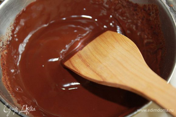 Плитку горького шоколада растопите на водяной бане, добавьте теплое молоко.