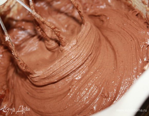 Муку просейте вместе с разрыхлителем и какао. Частями добавляйте в тесто, тщательно перемешивая. 