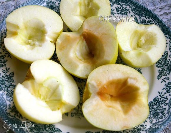 Яблоки моем, разрезаем пополам, вырезаем семенное гнездо.