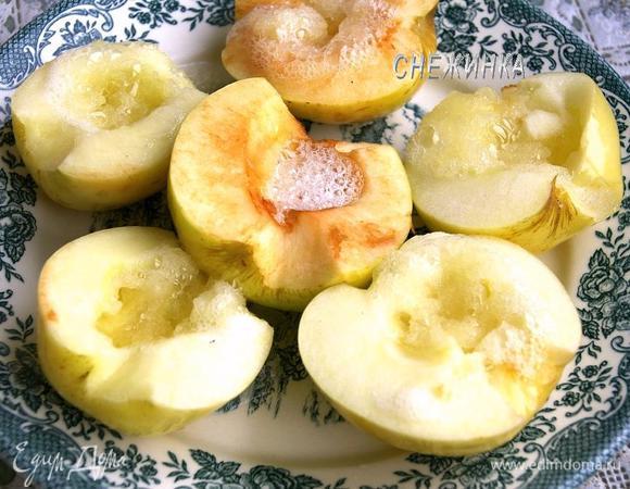 Запекаем до мягкости. Я поставила в микроволновку и через 2,5 минуты они были готовы. Можно запечь и в духовке, понадобится больше времени.