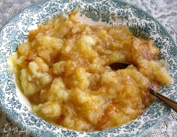 Ещё к тёплому пюре добавляем сахар, корицу, перемешиваем.