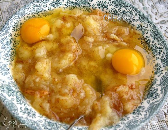 Теперь кладём яйца и хорошенько вымешиваем до однородности, это важно!