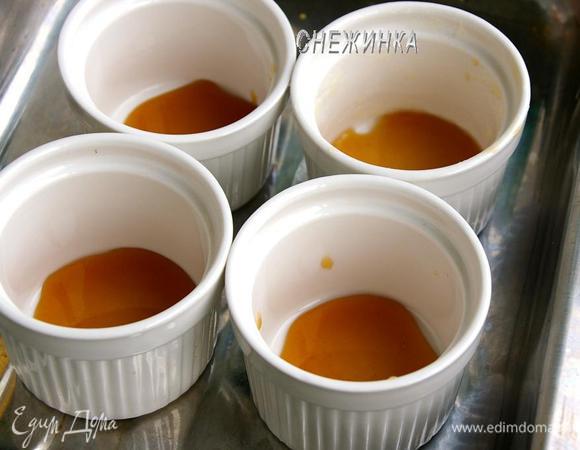 Мёд распределяем между формочками, чтобы он лишь покрыл дно. Если мёд уже засахарился, не беда, растопите его немного в микроволновке или в кастрюльке на огне.