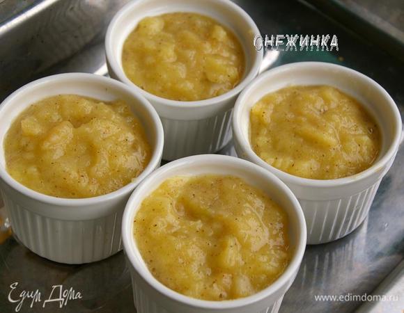 Формочки ставим в бОльшую форму. Поверх мёда раскладываем яблочную массу.