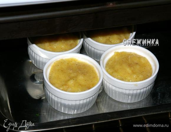 Ставим форму в духовку, разогретую до 180С. Наливаем в неё кипяток, чтобы он доходил до середины маленьких формочек.
