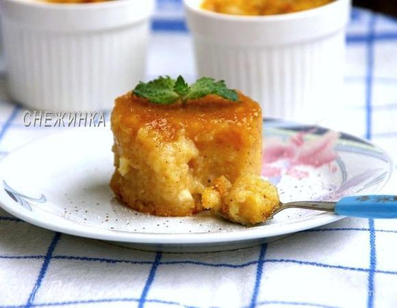 Для подачи проходимся ножиком вдоль краёв формочек и очень легко переворачиваем фланы. Для украшения можно присыпать сахарной пудрой, корицей или орешками. Приятного аппетита!

