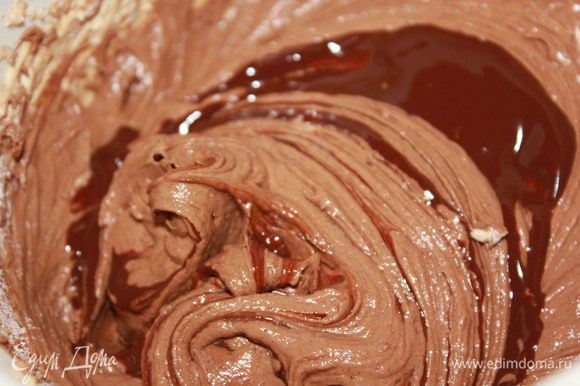 Теперь для более насыщенного шоколадного цвета добавьте растопленный шоколад. Можно оставить немного шоколада для прослойки (т.е. когда тесто будете выкладывать в форму, выложив половину добавьте шоколад).
