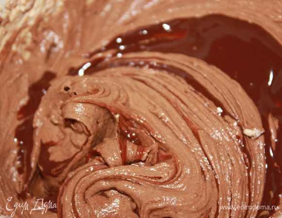 Теперь для более насыщенного шоколадного цвета добавьте растопленный шоколад. Можно оставить немного шоколада для прослойки (т.е. когда тесто будете выкладывать в форму, выложив половину добавьте шоколад). 