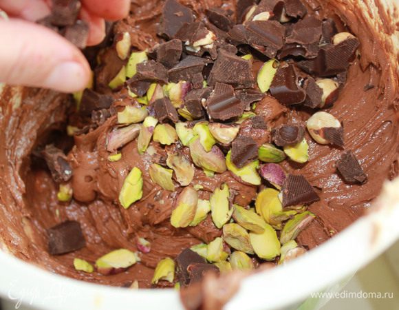 Затем кусочки горького шоколада. Перемешайте силиконовой лопаткой. Тесто получается довольно густое. Выложите в форму выстеленную кулинарной бумагой, отправьте в разогретую духовку на 40-50 минут.   