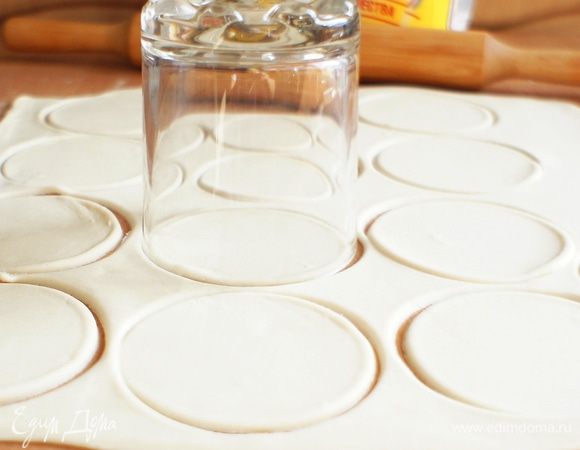 Тесто раскатать на присыпанной мукой поверхности и вырезать кружочки.