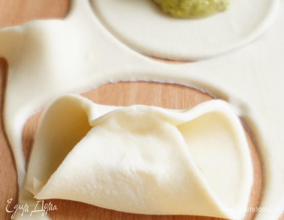 Тесто аккуратно собрать в центре. И хорошо прижать, чтобы начинка не просочилась наружу.