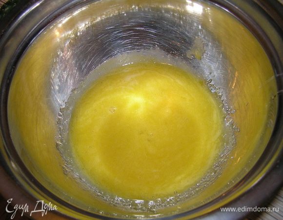 Приготовить малиновый баварский мусс. Желатин залить водой и оставить до набухания. Желтки смешать с сахаром. 
