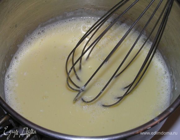 Молоко разогреть почти до кипения (если есть градусник, то до 85°, если нет, то когда от молока начнет подниматься пар). Затем молоко влить в яичную массу, перемешать, вылить все обратно в кастрюльку. 
