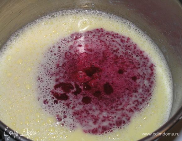 Постоянно помешивая венчиком, снова довести массу до 85°. Снять с огня, добавить малиновое пюре, затем растворить в массе набухший желатин, 
перемешать. ***Для малинового пюре нужно малину измельчить с помощью блендера, а затем протереть через сито и отмерить нужное количество.***
 
