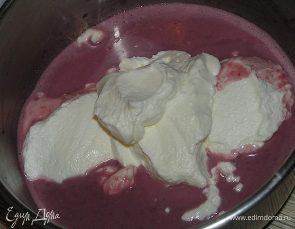 Охлажденные сливки взбить до устойчивых форм пик. Смешать взбитые сливки с остывшим до комнатной температуры баварским малиновым кремом.