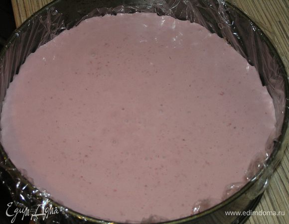 Залить сверху малиновым баварским муссом, накрыть вторым коржом, убрать в холодильник до использования. 
