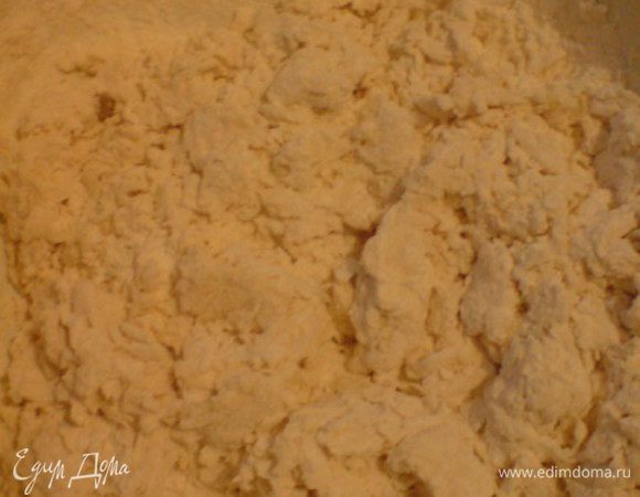 Картофель сварить в мундире. Почистить и размять в пюре. Дрожжи развести в молоке с сахаром. В широкую миску насыпать горкой муку, сделать углубление. Влить туда молоко с дрожжами и тщательно перемешать.