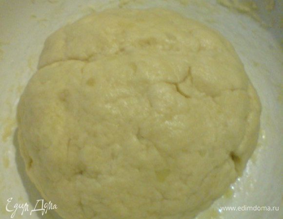 Добавить в массу пюре,соль и 100 мл оливкового масла. Хорошо вымесить тесто. Оно очень легко месится, не липнет к рукам и прямо на глазах становится очень воздушным и эластичным! Но, если у Вас тесто не получилось таким, а осталось плотным, добавьте немного теплой воды. Тесто выложить в смазанную маслом миску, накрыть крышкой, пленкой, чем-угодно и оставить в теплом месте на 45 минут.
