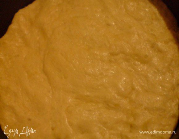 Противень щедро смазать маслом. Я взяла разъемную форму( 26 см). Выложить туда тесто, разровнять, накрыть полотенцем и оставить еще на 45 минут. 