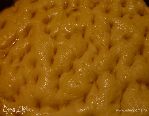 Духовку разогреть до 220 градусов. На фокачче сделать пальцами углубления, хорошенько смазать маслом и посыпать солью. Выпекать 15-20 минут до золотистой корочки. После выпечки еще раз смазать оставшимся маслом.