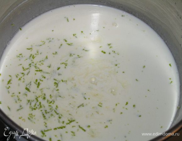 Приготовить панна котту. Желатин замочить в холодной воде. Молоко и сливки смешать с сахаром, цедрой лайма и лаймовым соком. Подогреть, не доводя до кипения (не более 80*С). Снять с огня, добавить желатин, размешать до полного растворения.