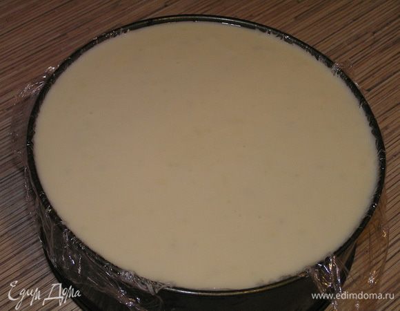 Торт достать из холодильника и залить панна коттой. Убрать снова в холодильник до полного застывания, примерно на 3-4 часа. 
