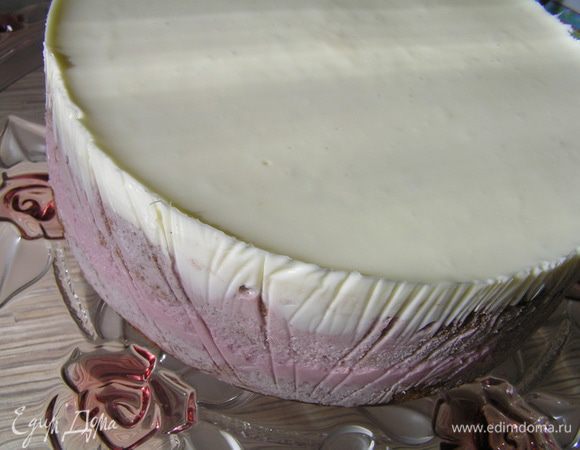 Аккуратно достать торт из формы.
