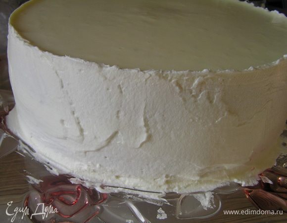 Украсить взбитыми сливками 