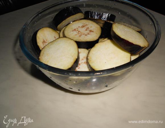 Помыть баклажаны, помидоры, почистить картошку.
Порезать баклажаны кольцами (не очень тонко) и посолить, пусть постоят минут 20, чтоб ушла горечь и сок.