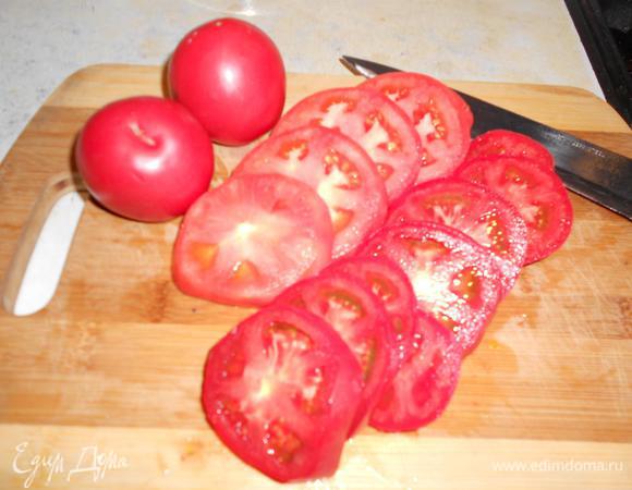 Порезать помидоры, но не солить.