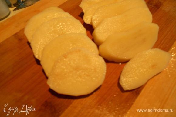 Порезать картофель кольцами, если он мелкий - то вдоль, немного посолить.