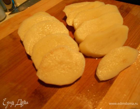 Порезать картофель кольцами, если он мелкий - то вдоль, немного посолить.
