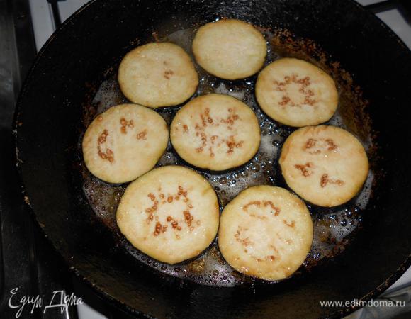 Обжарить на раст.масле баклажаны до слегка золотистого цвета.