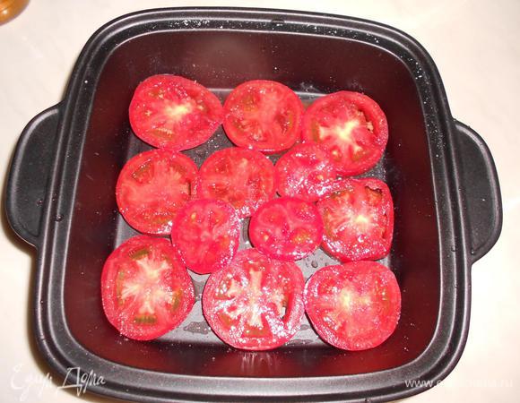 В любую форму (у меня керамика) с крышкой, выкладываем слоями: кольца помидор, присаливаем по вкусу. Затем баклажаны, картофель, потом опять помидоры и т.д. получается по 2 ряда. 