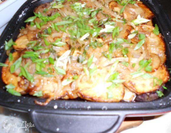 Последний слой - обжаренный полукольцами лук и зелень.