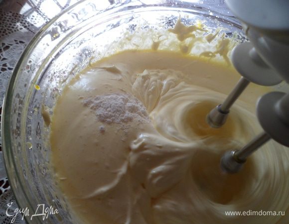 Смешать муку с солью и содой, и потихоньку вмешать просеянную муку в массу.