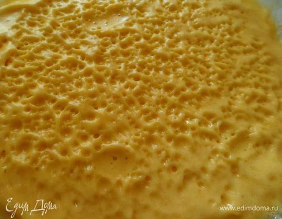 Через три часа достать тесто из холодильника и снять плёнку. Важно, чтобы тесто было воздушным.