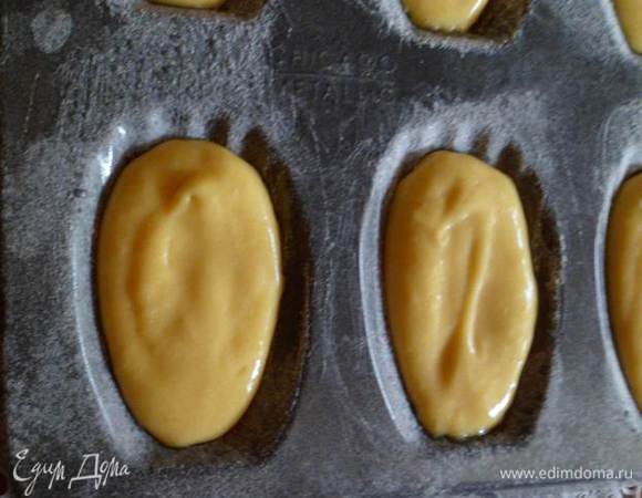 Смазать форму растопленным маслом и припылить мукой. Выложить в формочки тесто. 