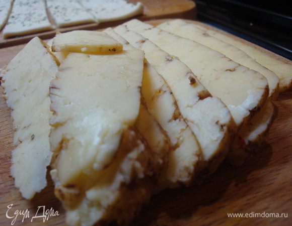 Раскатанное тесто нарезать острым ножом на равные длинные полоски шириной примерно 4-5 см. Твердый сыр нарезать тонкими кусочками по длине крабовых палочек.