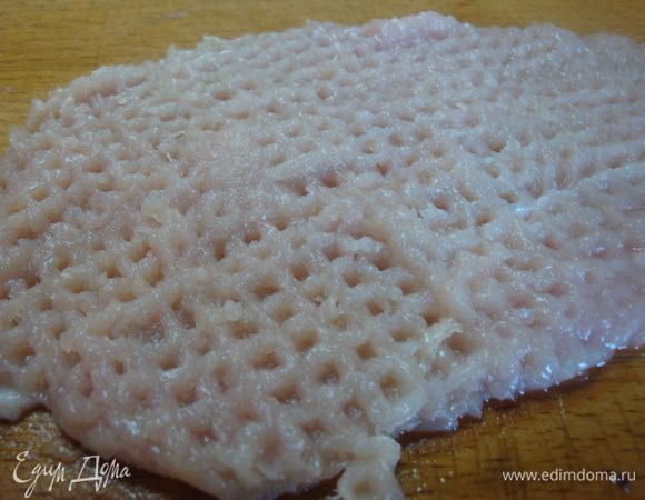 Куриное филе нарезать как на отбивные, отбить слегка, посолить, поперчить.