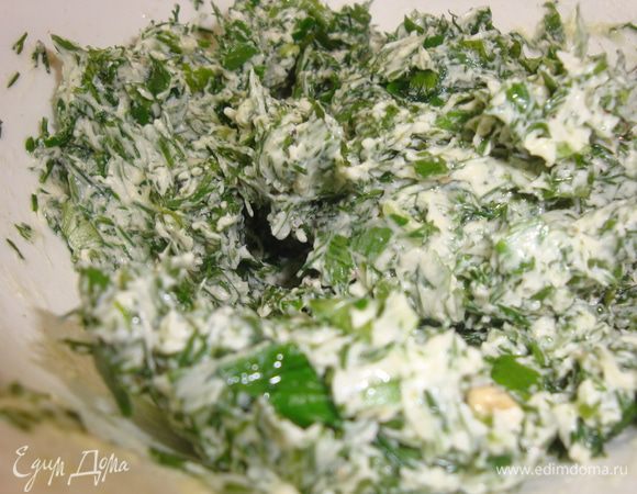 Отдельно приготовить начинку. Размягченое сливочное масло, смешать с мелко нарезанной зеленью, с соком лимона, поперчить, послить по вкусу и тщательно перемешать.
