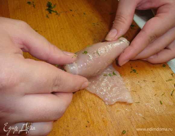 Заворачиваем начинку в отбивные, придавая форму колбаски.