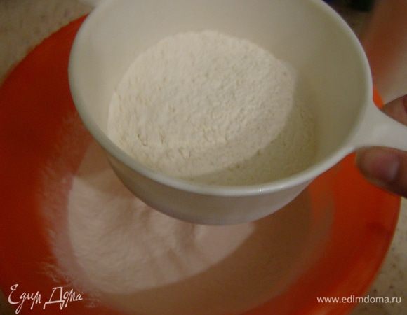 Для приготовления песочного коржа просеять муку