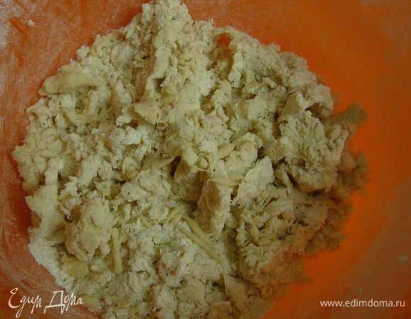 порезанное кубиками масло и растереть его руками с мукой в крошку.