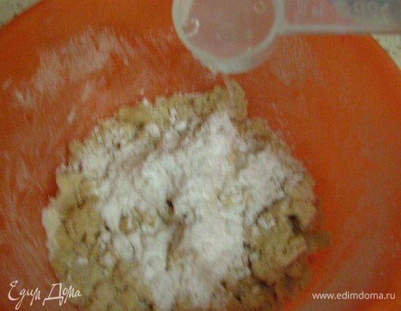 Добавить сахар и ледяную воду. Замесить тесто.