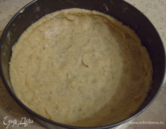 Положить тесто в разъемную форму (22-24 см) и руками разровнять по дну формы, сделать бортики. Поставить тесто в форме на 30 мин. в холодильник.